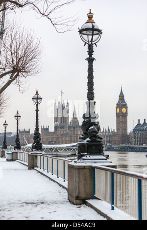 Verschneite Winterlandschaft in London, England, Großbritannien Stockfoto