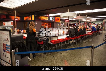 Yo! Sushi Restaurant Interieur, London, England, UK Stockfoto