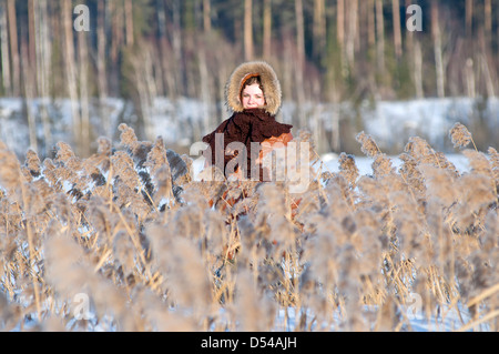 Mädchen späht heraus hinter dem hohen Rasen Stockfoto