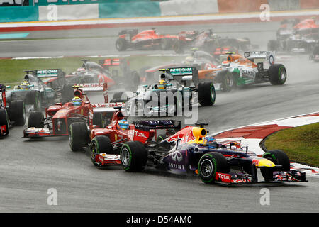 Kuala Lumpur, Malaysia. 24. März 2013.  Motorsport: FIA Formula One World Championship Grand Prix von Malaysia, 2013 beginnen. #1 Sebastian Vettel (GER, Infiniti Red Bull Racing), #3 Fernando Alonso (ESP, Scuderia Ferrari), #4 Felipe Massa (BRA, Scuderia Ferrari) Stockfoto