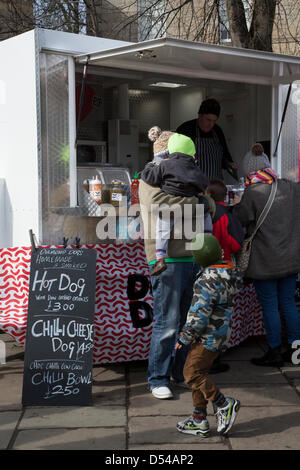 Ramsbottom, Lancashire, UK Sonntag, 24. März 2013. Fast-Food zum Verkauf an der 5. jährlichen Schokoladenfestival statt in der Bridge Street, Ramsbottom. Der Gewinner des Manchester Tourism Awards 2012 "Beste kleine Veranstaltung."  Eine zweitägige Schokolade Markt mit al Fresco Abendessen, Bierzelt, Kinder Handwerk Sessions und ein Mini-Bauernhof. Stockfoto