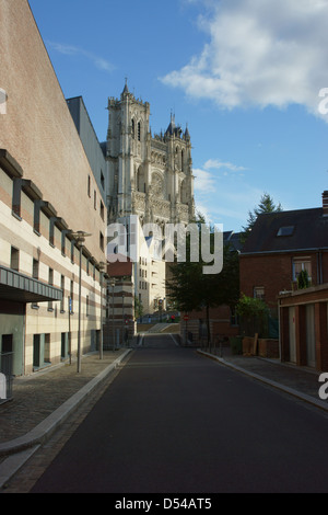 klare blaue Kirche Paare bewölktem Himmel Haus leer Stockfoto