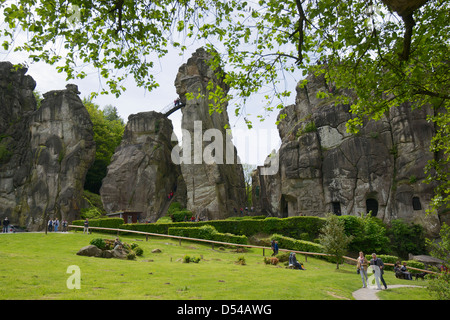 Weiten Blick über Externsteine Felsformation mit Passanten im Vordergrund. Stockfoto