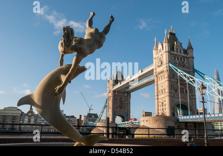 "Mädchen mit einem Delfin" Skulptur von David Wynne und die Tower Bridge, London, England, UK Stockfoto