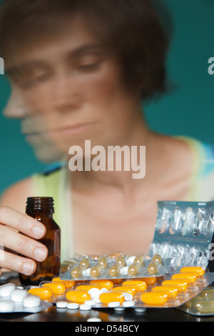 Berlin, Deutschland, nimmt eine Frau Pillen Stockfoto