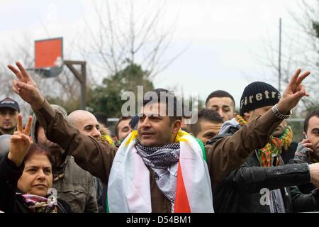 Kurden in London während einer Versammlung zu Newroz in London 24. März 2013 feiern. Die Kurden Gefangene Rebellenführer forderte eine "neue Ära" des Friedens, die einen sofortigen Waffenstillstand und den Abzug seiner Kämpfer aus der Türkei, möglicherweise enthält endet einer der weltweit längsten und blutigsten Aufstände. Abdullah Öcalan Rebellengruppe, der Kurdistan Workers' Party oder PKK, hat einen fast 30 jährigen Kampf gegen die türkische Regierung geführt.  (Faimages/Fuat Akyuz) Stockfoto