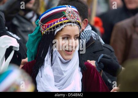 Kurden in London während einer Versammlung zu Newroz in London 24. März 2013 feiern. Die Kurden Gefangene Rebellenführer forderte eine "neue Ära" des Friedens, die einen sofortigen Waffenstillstand und den Abzug seiner Kämpfer aus der Türkei, möglicherweise enthält endet einer der weltweit längsten und blutigsten Aufstände. Abdullah Öcalan Rebellengruppe, der Kurdistan Workers' Party oder PKK, hat einen fast 30 jährigen Kampf gegen die türkische Regierung geführt.  (Faimages/Fuat Akyuz) Stockfoto