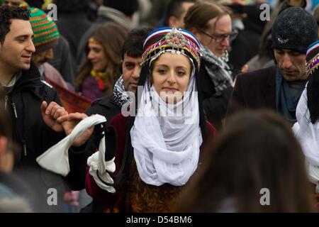 Kurden in London während einer Versammlung zu Newroz in London 24. März 2013 feiern. Die Kurden Gefangene Rebellenführer forderte eine "neue Ära" des Friedens, die einen sofortigen Waffenstillstand und den Abzug seiner Kämpfer aus der Türkei, möglicherweise enthält endet einer der weltweit längsten und blutigsten Aufstände. Abdullah Öcalan Rebellengruppe, der Kurdistan Workers' Party oder PKK, hat einen fast 30 jährigen Kampf gegen die türkische Regierung geführt.  (Faimages/Fuat Akyuz) Stockfoto