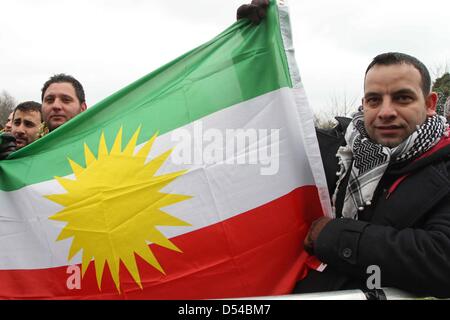 Kurden in London während einer Versammlung zu Newroz in London 24. März 2013 feiern. Die Kurden Gefangene Rebellenführer forderte eine "neue Ära" des Friedens, die einen sofortigen Waffenstillstand und den Abzug seiner Kämpfer aus der Türkei, möglicherweise enthält endet einer der weltweit längsten und blutigsten Aufstände. Abdullah Öcalan Rebellengruppe, der Kurdistan Workers' Party oder PKK, hat einen fast 30 jährigen Kampf gegen die türkische Regierung geführt.  (Faimages/Fuat Akyuz) Stockfoto