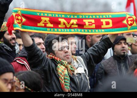 Kurden in London während einer Versammlung zu Newroz in London 24. März 2013 feiern. Die Kurden Gefangene Rebellenführer forderte eine "neue Ära" des Friedens, die einen sofortigen Waffenstillstand und den Abzug seiner Kämpfer aus der Türkei, möglicherweise enthält endet einer der weltweit längsten und blutigsten Aufstände. Abdullah Öcalan Rebellengruppe, der Kurdistan Workers' Party oder PKK, hat einen fast 30 jährigen Kampf gegen die türkische Regierung geführt.  (Faimages/Fuat Akyuz) Stockfoto