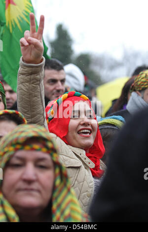 Kurden in London während einer Versammlung zu Newroz in London 24. März 2013 feiern. Die Kurden Gefangene Rebellenführer forderte eine "neue Ära" des Friedens, die einen sofortigen Waffenstillstand und den Abzug seiner Kämpfer aus der Türkei, möglicherweise enthält endet einer der weltweit längsten und blutigsten Aufstände. Abdullah Öcalan Rebellengruppe, der Kurdistan Workers' Party oder PKK, hat einen fast 30 jährigen Kampf gegen die türkische Regierung geführt.  (Faimages/Fuat Akyuz) Stockfoto