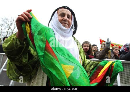 Kurden in London während einer Versammlung zu Newroz in London 24. März 2013 feiern. Die Kurden Gefangene Rebellenführer forderte eine "neue Ära" des Friedens, die einen sofortigen Waffenstillstand und den Abzug seiner Kämpfer aus der Türkei, möglicherweise enthält endet einer der weltweit längsten und blutigsten Aufstände. Abdullah Öcalan Rebellengruppe, der Kurdistan Workers' Party oder PKK, hat einen fast 30 jährigen Kampf gegen die türkische Regierung geführt.  (Faimages/Fuat Akyuz) Stockfoto