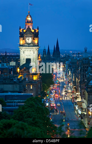 Balmoral Hotel Clock Tower und Regen durchnässt Princes Street, Edinburgh, Schottland, Vereinigtes Königreich Stockfoto