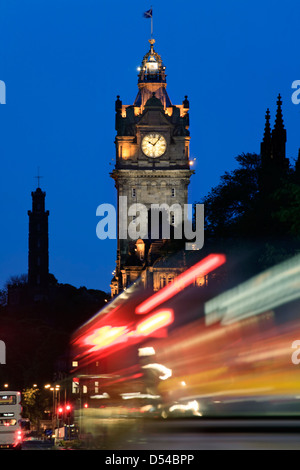 Balmoral Hotel Clock Tower und Schlieren Bus, Edinburgh, Schottland, Vereinigtes Königreich Stockfoto