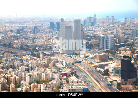 Luftaufnahme von Tel Aviv zeigt die Azrieli Towers und Ayalon Highway, Israel, Nahost Stockfoto