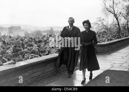 Schüler beobachten, wie Königin Elizabeth die Shrewsbury School 1952 besucht. Der königliche Besuch der Königin in den 1950er Jahren in Großbritannien Schuljungen Stockfoto