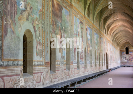 Die farbenfrohen Fresken in Santa Chiara Kreuzgang, Neapel, Italien Stockfoto