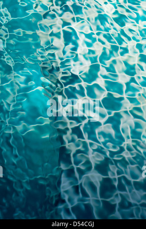 Phuket, Thailand, Wasserreflexion in einem Hotelpool Stockfoto