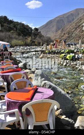 Riverside Cafés und Restaurants säumen den Fluss im beliebten Dorf Setti Fatma in der Nähe der Cascades, Ourika-Tal, Marokko Stockfoto