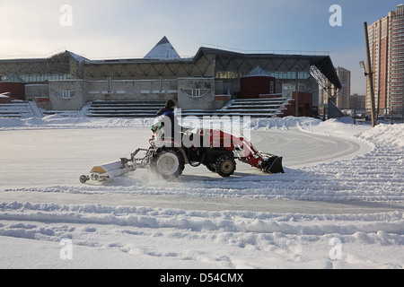 Schneemaschine entfernt Schnee auf der Eisbahn-Sportanlage Stockfoto