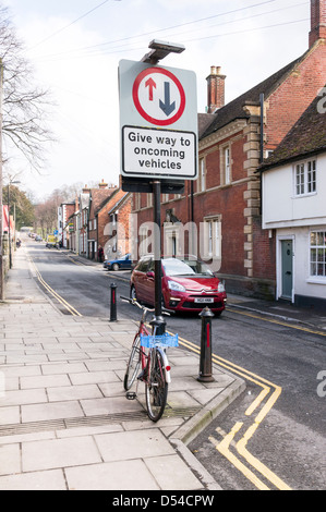 Fahrrad gelehnt UK nachgeben Verkehr Schild mit Auto vorbeifahren Stockfoto
