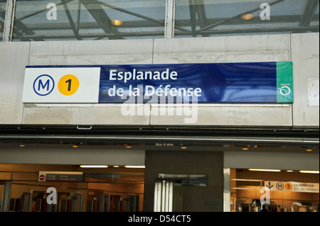 Esplanade De La Defense Metro Zeichen, Paris, Frankreich. Stockfoto