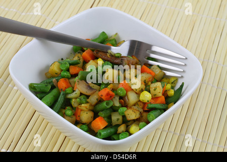 Schüssel mit gebratenem Gemüse Stockfoto