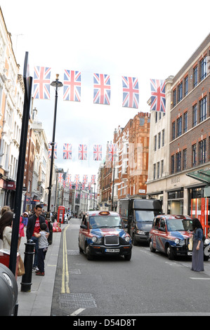 GB Flag Taxi unterwegs in Covent Garden in London während der Olympischen Spiele mit Union Jack Girlanden dekoriert Stockfoto