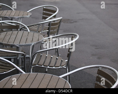 Cafe Tische und Stühle stehen im Regen im freien Stockfoto