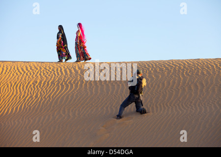 Fotografen fotografieren Indien Modelle in der Thar-Wüste, einlaufendes, Rajasthan, Indien Stockfoto