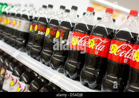 Coca-Cola-Produkten auf dem Display an einem Walgreens Flagship-Store. Stockfoto