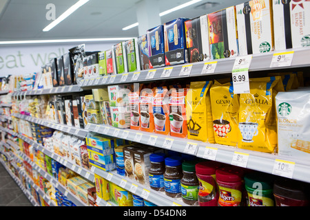 Kaffeeprodukte auf dem Display an einem Walgreens Flagship-Store. Stockfoto