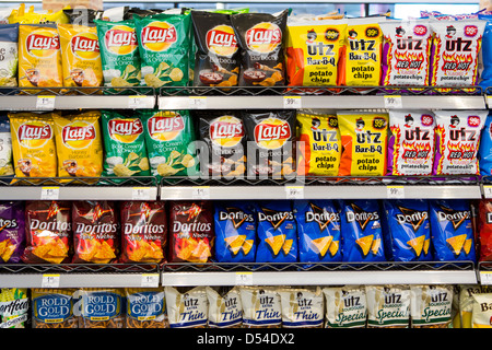 Lay, Utz und Doritos Kartoffelchips auf dem Display an einem Walgreens Flagship-Store. Stockfoto