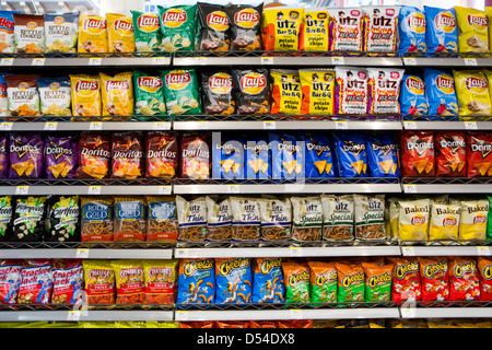 Lay, Utz und Doritos Kartoffelchips auf dem Display an einem Walgreens Flagship-Store. Stockfoto