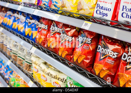 Lay, Utz und Doritos Kartoffelchips auf dem Display an einem Walgreens Flagship-Store. Stockfoto