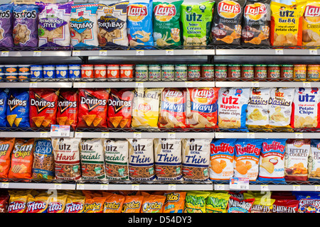 Lay, Utz und Doritos Kartoffelchips auf dem Display an einem Walgreens Flagship-Store. Stockfoto