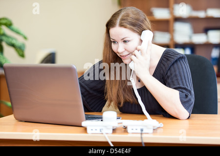 Executive, attraktive Geschäftsfrau, telefonieren im Büro Stockfoto