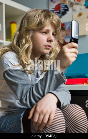 Berlin, Deutschland, schreibt eine Mädchen SMS Stockfoto