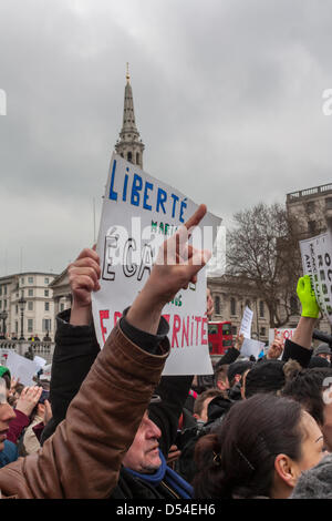 Demonstranten auf beiden Seiten des Arguments auf Gleichstellung der gleichgeschlechtlichen Ehe versammelten sich am Trafalgar Square in London. 24. März 2013. Organisatoren des Protestes La Manif Pour Tous in Paris stattfindenden hatte eine gleichzeitige Event in London organisiert. LGBT-Rechte Anhänger hatte einen Zähler Demonstrationen organisiert. Stockfoto