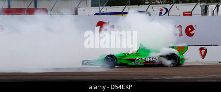 24. März 2013 erhält - St. Petersburg, Florida, USA - IndyCar-Fahrer James Hinchcliffe aus dem #27 Go Daddy Auto nach dem Gewinn der Honda-Grand Prix von St. Petersburg. (Kredit-Bild: © Luis Santana/Tampa Bay Times/ZUMAPRESS.com) Stockfoto