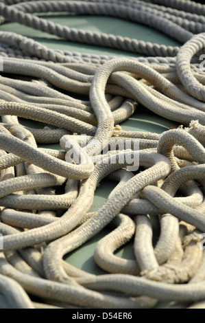 eine Nahaufnahme von zwei Arten von Wirren Seil an Bord eines Bootes Stockfoto