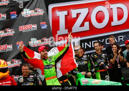 24. März 2013 erhält - St. Petersburg, Florida, USA - IndyCar-Fahrer James Hinchcliffe aus dem #27 Go Daddy Auto nach dem Gewinn der Honda-Grand Prix von St. Petersburg. (Kredit-Bild: © Luis Santana/Tampa Bay Times/ZUMAPRESS.com) Stockfoto