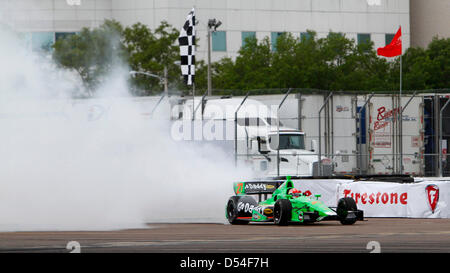 24. März 2013 - St. Petersburg, Florida, USA - IndyCar-Fahrer James Hinchcliffe raucht seine Reifen nach dem Gewinn der Honda-Grand Prix von St. Petersburg. (Kredit-Bild: © Luis Santana/Tampa Bay Times/ZUMAPRESS.com) Stockfoto