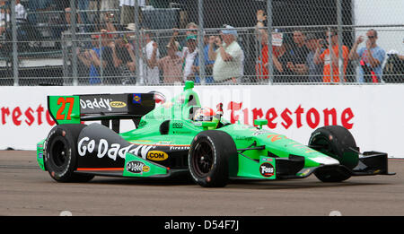 24. März 2013 erhält - St. Petersburg, Florida, USA - IndyCar-Fahrer James Hinchcliffe aus dem #27 Go Daddy Auto nach dem Gewinn der Honda-Grand Prix von St. Petersburg. (Kredit-Bild: © Luis Santana/Tampa Bay Times/ZUMAPRESS.com) Stockfoto