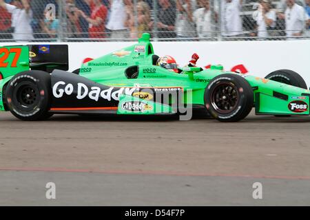 24. März 2013 - St. Petersburg, Florida, USA - IndyCar-Fahrer James Hinchcliffe pumpt seine Faust nach dem Gewinn der Honda-Grand Prix von St. Petersburg. (Kredit-Bild: © Luis Santana/Tampa Bay Times/ZUMAPRESS.com) Stockfoto