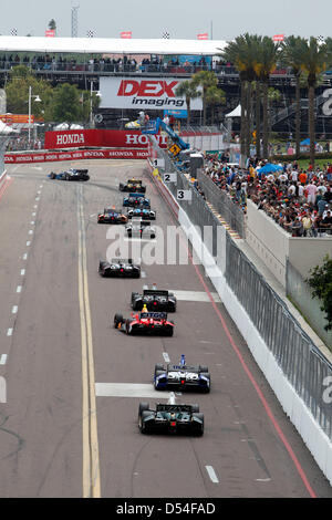 24. März 2013 - St. Petersburg, Florida, US - CHRIS ZUPPA |   Zeiten. Rennen Kopf Autos in zehn des Honda Grand Prix von St. Petersburg in St. Petersburg, Florida, am 24.03.2013. (Kredit-Bild: © Chris Zuppa/Tampa Bay Times/ZUMAPRESS.com) Stockfoto