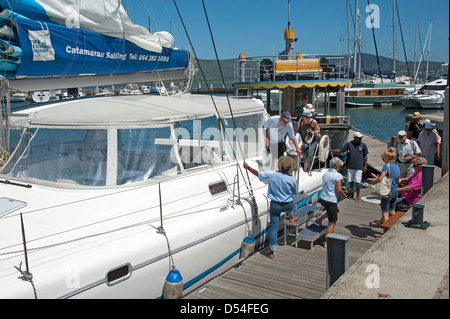 Knysna Waterfront Katamaran Passagiere aussteigen ihren Ausflug. Garden Route in Südafrika Stockfoto