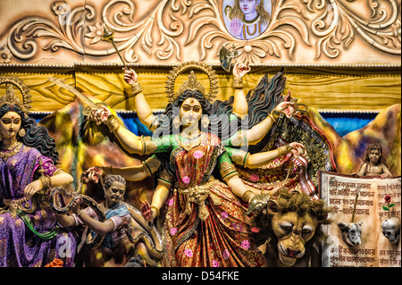 Ein Pandals, ein Hindu religiösen Darstellung der Göttin Durga während der Woche lange Durga Puja Festival in Kolkata, Indien. Stockfoto