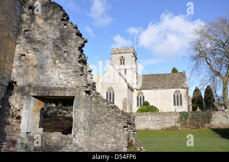 Blick durch die alten Ruinen der Minster Lovell Hall, St. Kenelm Pfarrkirche, Minster Lovell, Oxfordshire Stockfoto