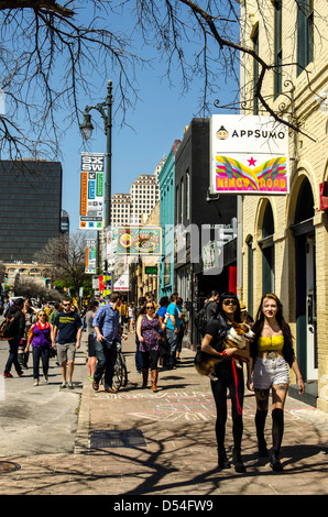 Menschen die 6th Street beim SXSW Festival Austin Texas uns herumlaufen Stockfoto